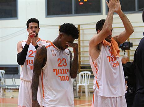 אוספים את השברים (צילום: דני מרון)