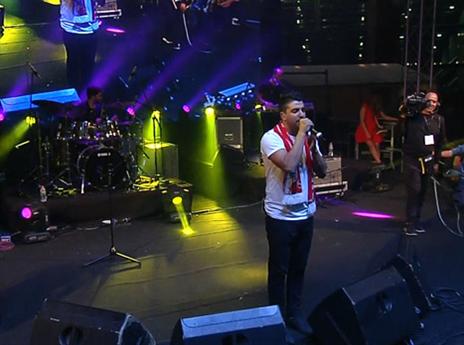 משה פרץ מופיע מול עשרות אלפי האוהדים