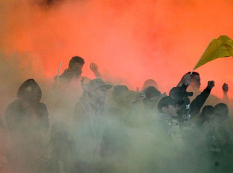 הקהל הצהוב גנב את ההצגה בפתיחה (דני מרון)