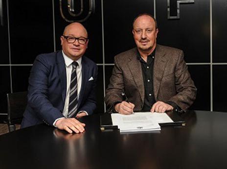 בניטס במעמד החתימה