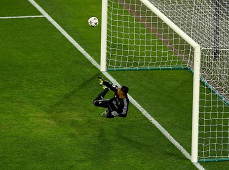 גריזמן בעט את הכדור למשקוף (gettyimages)