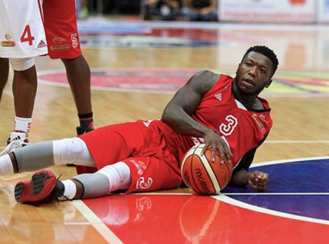 עוזב אחרי תקופה קצרה וסוערת. רובינסון (אלן שיבר)