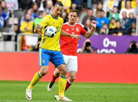 זלאטן נוצץ מעל כולם בשבדיה (GETTY)