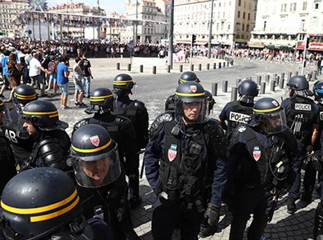 שוטרים צרפתים ברחובות (Getty)