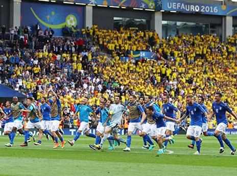 האיטלקים חוגגים עם האוהדים (Getty)