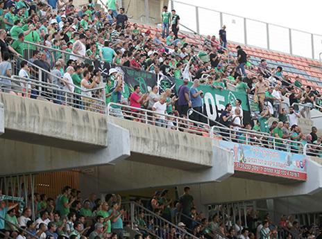 יזוזו או ישארו? אוהדי כפ"ס (צילום: אלן שיבר)