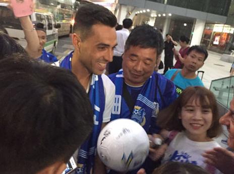 האוהדים חיכו לו בנמל התעופה. זהבי בסין