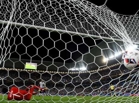 הקטור שולח את הפנדל לרשת ואת גרמניה לחצי הגמר (Getty)