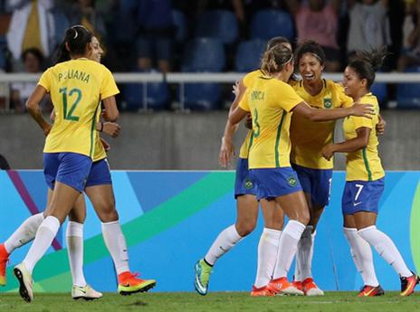 שחקניות ברזיל חוגגות אחרי עוד שער (getty)