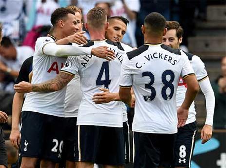 שחקני טוטנהאם חוגגים (Getty)