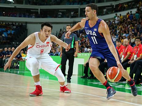 תומפסון בדרך לסל (getty)