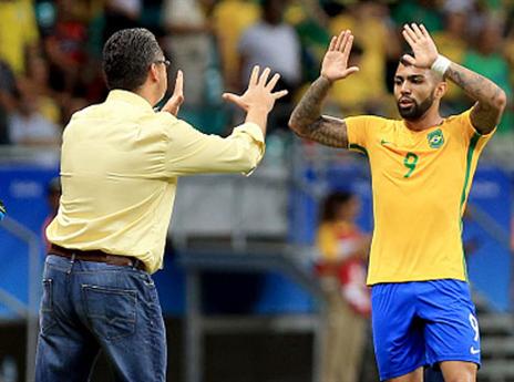 גאביגול נותן למיקלה אוויר לנשימה (Getty)