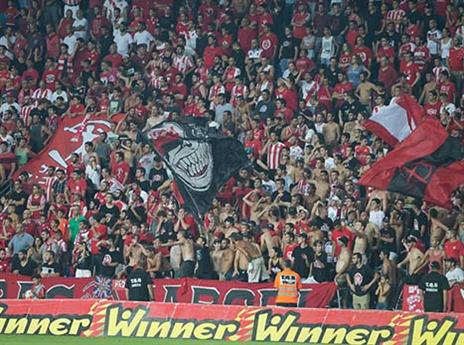 אוהדי הפועל במושבה. יחליפו להם את הבית לדרבי? (קרני)