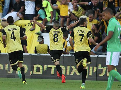 שחקני בית"ר חוגגים מול סנט אטיין. יעשו את הבלתי ייאמן? (אלן שיבר)