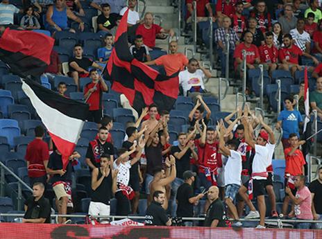 אוהדי הפועל חיפה מעודדים את קבוצתם (יוסי שקל)