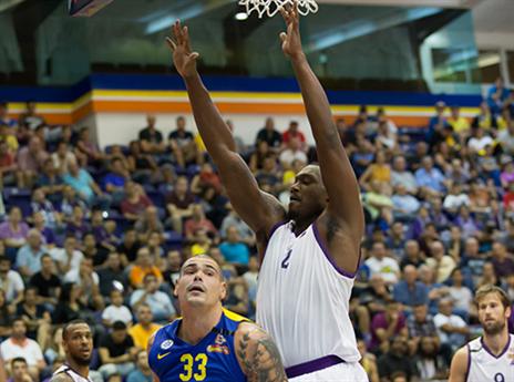 גייטס מנסה לעצור את צירבס (עודד קרני)