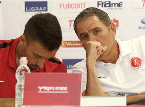 ניקוליץ' עם גוטמן. הקבוצה נבנתה סביבו (צילום: אלן שיבר)