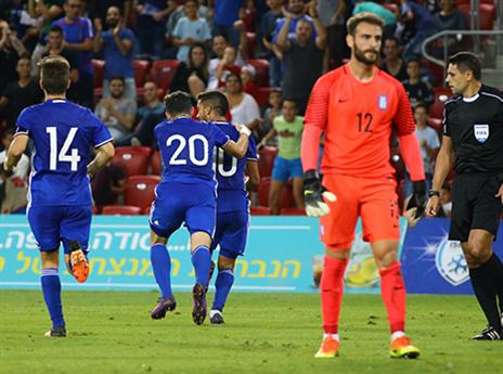 השוער היווני מאוכזב מההגנה שלו (לירון מולדבן)