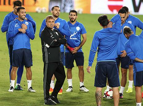 "יהיו שינויים במערך". לוי (אלן שיבר)