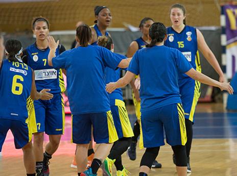 "הן מגיעות יותר מחוברות". בנות אשדוד (עודד קרני)