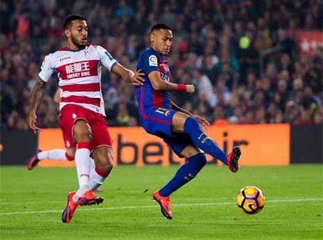 רק שחקנים הפרידו מהעימות להגיע לכדי פסים אלימים (getty)