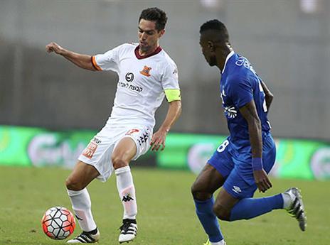 ספג קללות מהקהל. עזוז (צילום: אלן שיבר)