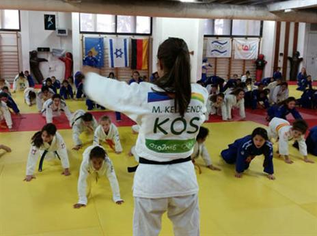 קלמנדי עם הבנות הצעירות (שירי אלג'ם)