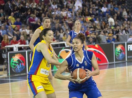 קלארק. הובילה את החבורה בכחול-לבן