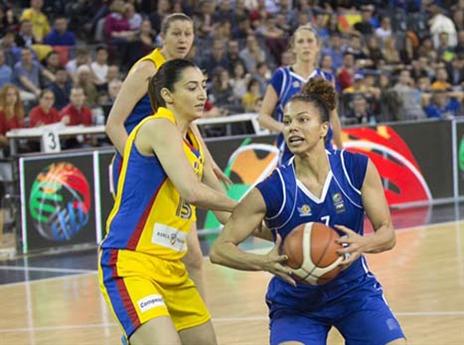 "הבנות שמשחקות איתי הן כמו משפחה עבורי". קלארק (ionut buharu)