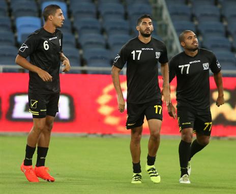 בתמונת ההרכב. מגבו (יוסי שקל)