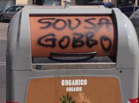 האוהדים מראים לו את הדרך החוצה