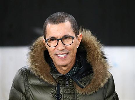 שוחח עם שחקנים על המצב. טביב (דני מרון)