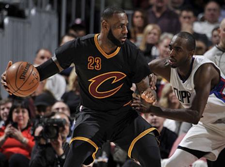 לברון נתקע (GETTY)