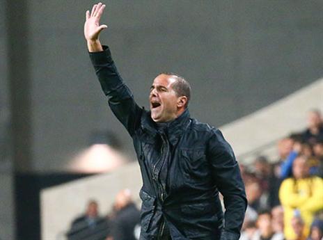 ביקורת על ניהול המשחק שלו. בן שמעון (צילום: דני מרון)