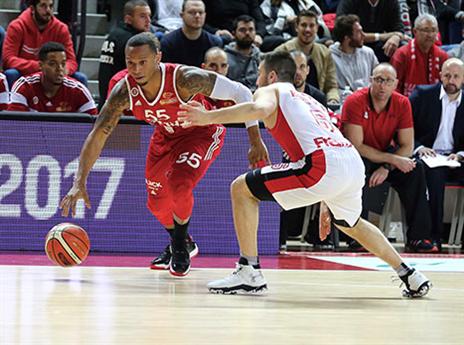 להט במחצית הראשונה. ג'רלס (אלן שיבר)