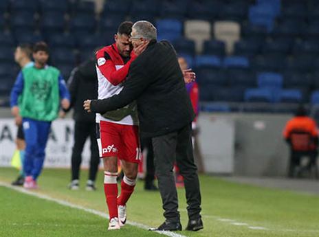 ללה נפגע בברך וייבדק (צילום: יוסי שקל)