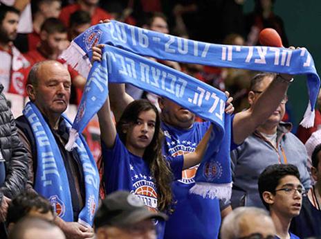האוהדים הכחולים שהגיעו להרצליה לא התאכזבו (אלן שיבר)