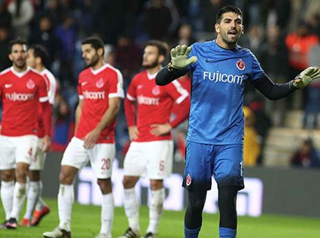 "השחקנים לא פוזלים למקומות אחרים" (אלן שיבר)