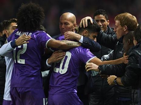 שחקני ריאל חוגגים. למרות הפיגור, הצליחו גם לעלות וגם לשבור שיא (Getty)