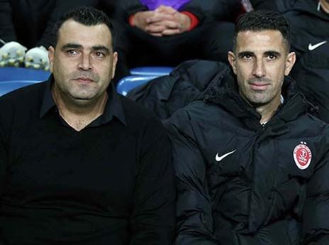 קורצקי על הספסל עם יגאל אנטבי (אלן שיבר)