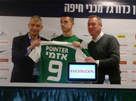 מחכה לבכורה. אזמי והחולצה החדשה