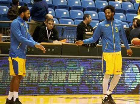 למרות הכל, שחקני מכבי מחויכים (אלן שיבר)