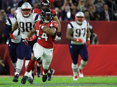 פרימן פותח מבערים. הראנינג בק חשוב מאוד לפלקונס (Getty)