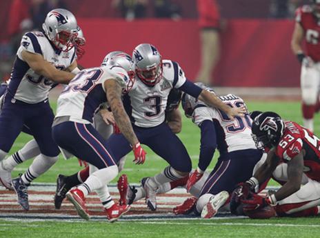 הבעיטה לא צלחה, אבל ההגנה כפתה פאנט מהיר (Getty)