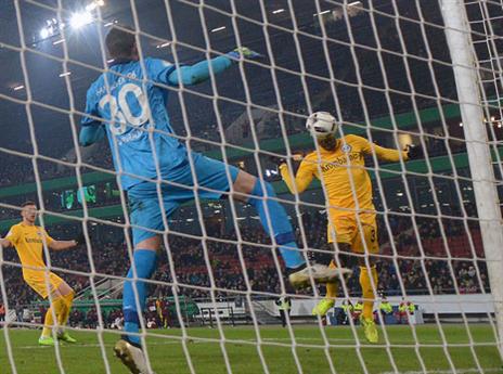 הכדור של טוואטחה בדרך לרשת. "אי אפשר לתאר" (האתר הרשמי של פרנקפורט)