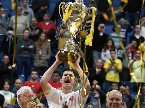 פניני הניף את הגביע (אלן שיבר)