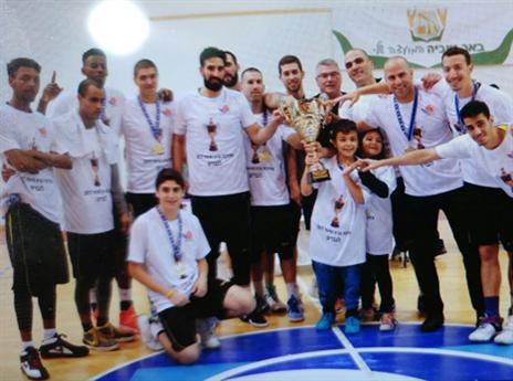 יש גביע לנתניה (צילום: איגוד הכדורסל)