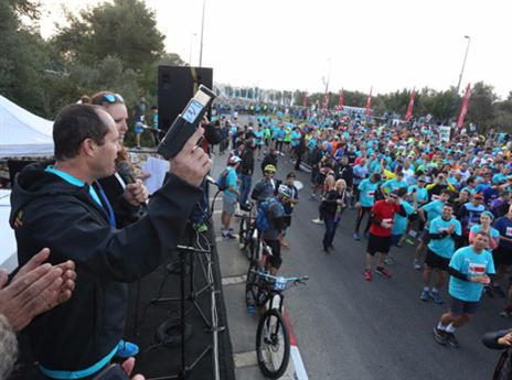 ברקת מזניק את הרצים. שיא משתתפים (צילום: פלאש 90)