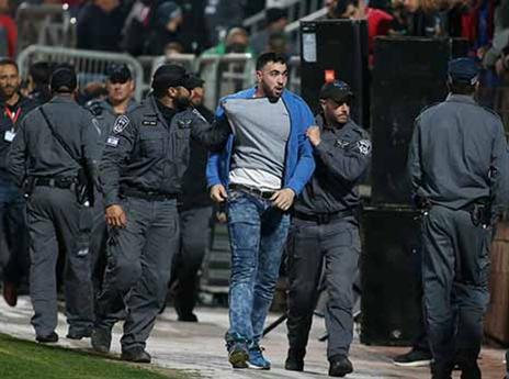 שוטרים מלווים אוהד סכנין. חסון: "המשטרה צריכה לאסוף ראיות"