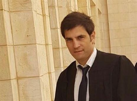 עו"ד קובי בן שעיה. מייצב את אבי בסנו